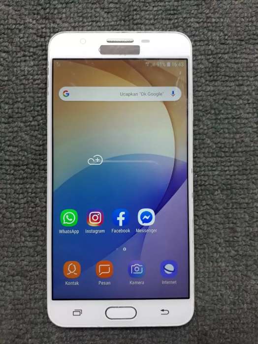 Samsung Galaxy J7 (2017) Samsung Galaxy J7 (2017)