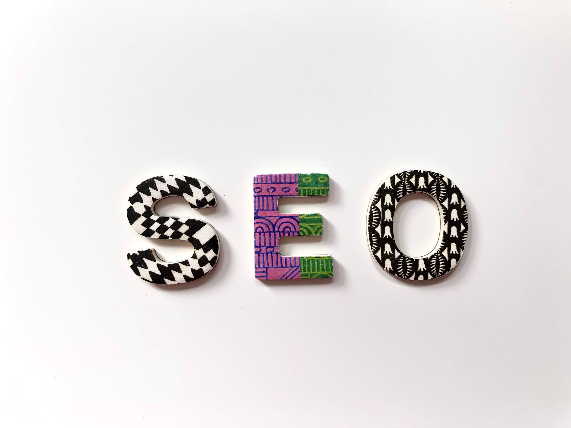 symbols of three letters, S, E, and O to read as SEO