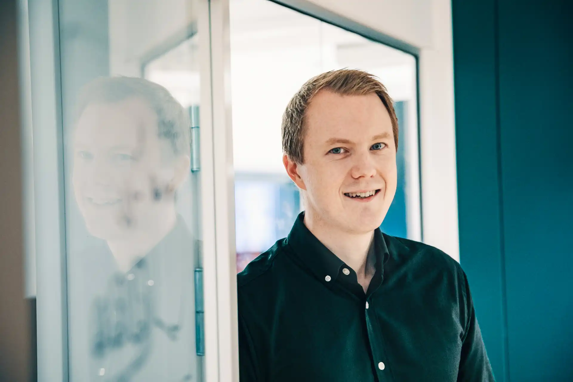 Dekorativt bilde av en mann som som er på vei gjennom en dørkarm.