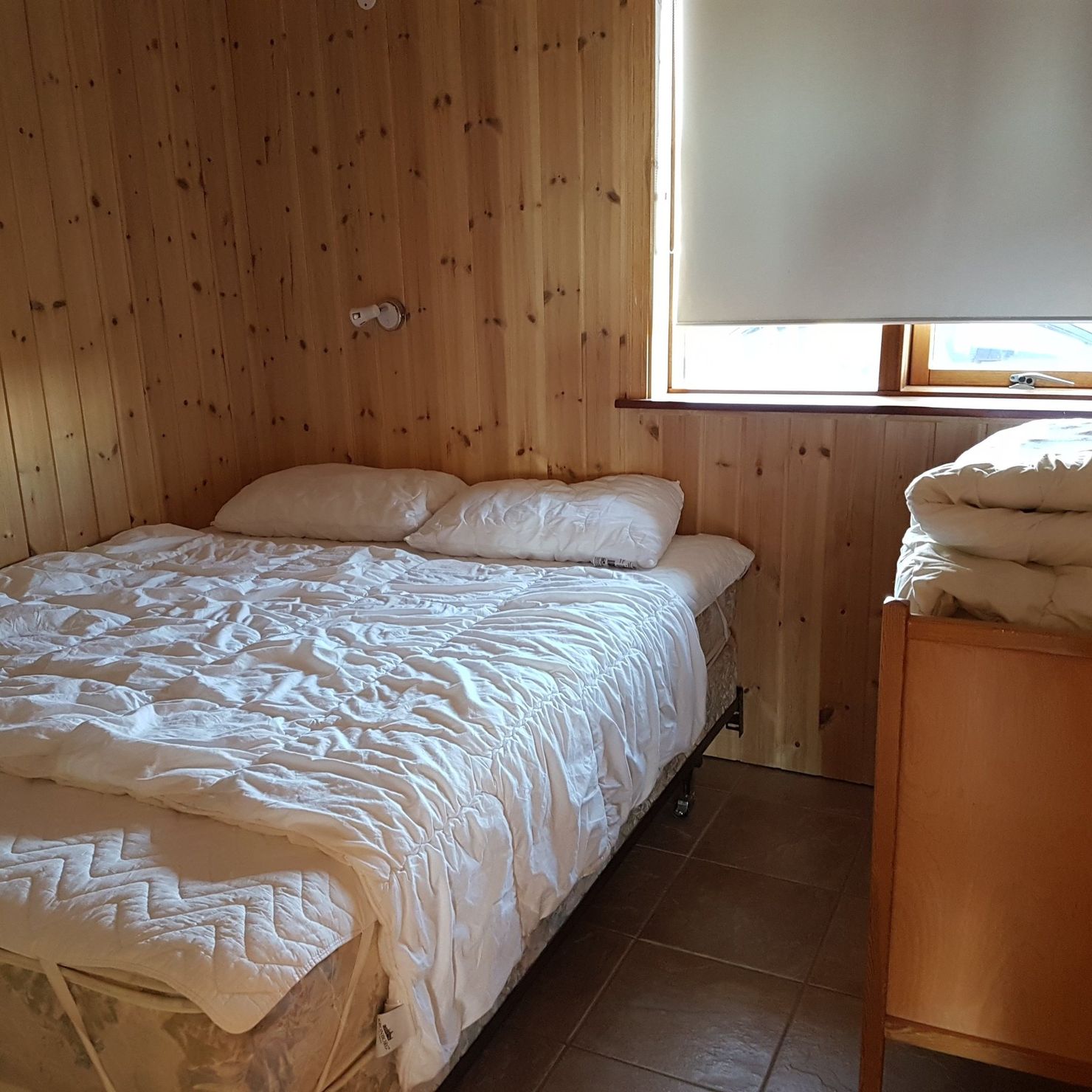 Schlafzimmer mit einem Doppelbett und einer Kommode