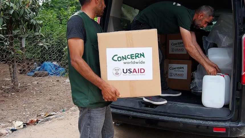 Concern Worldwide staff unloading relief supplies.