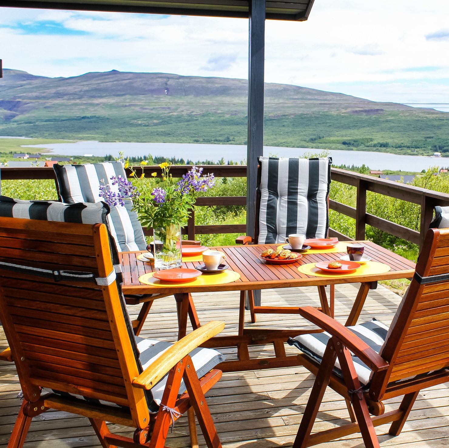 Unforgettable: A terrace with garden furniture and a stunning view to the mountains and over the lake