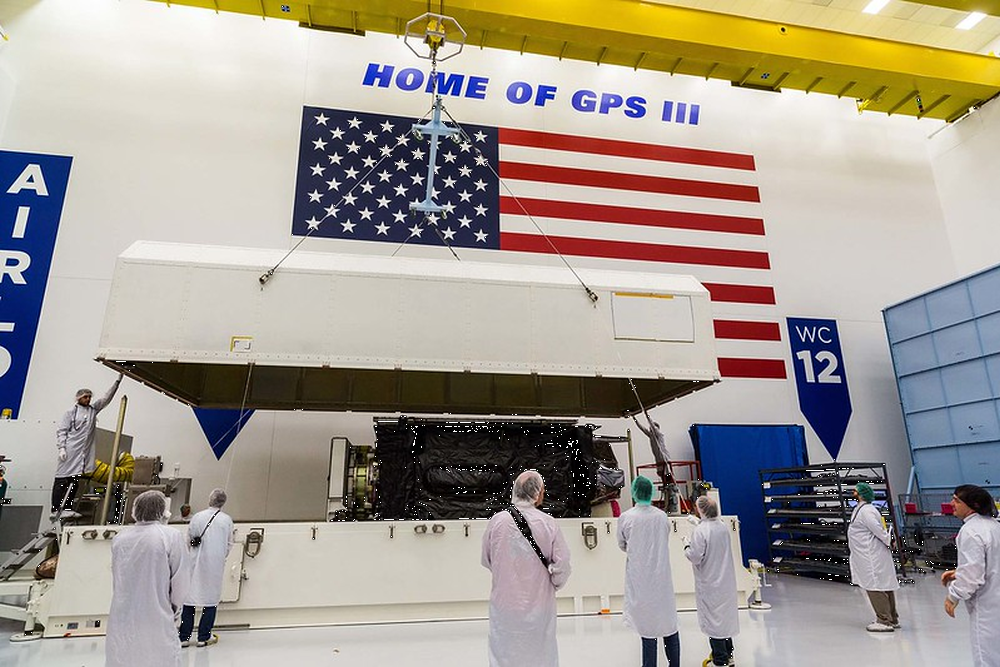 Imaginea 2: Al treilea satelit GPS-III (a treia generație), fotografiat după ce a ajuns la Cape Canaveral, unde este pregătit pentru lansarea la bordul unei rachete Falcon 9 (Sursa foto: Lockheed Martin)