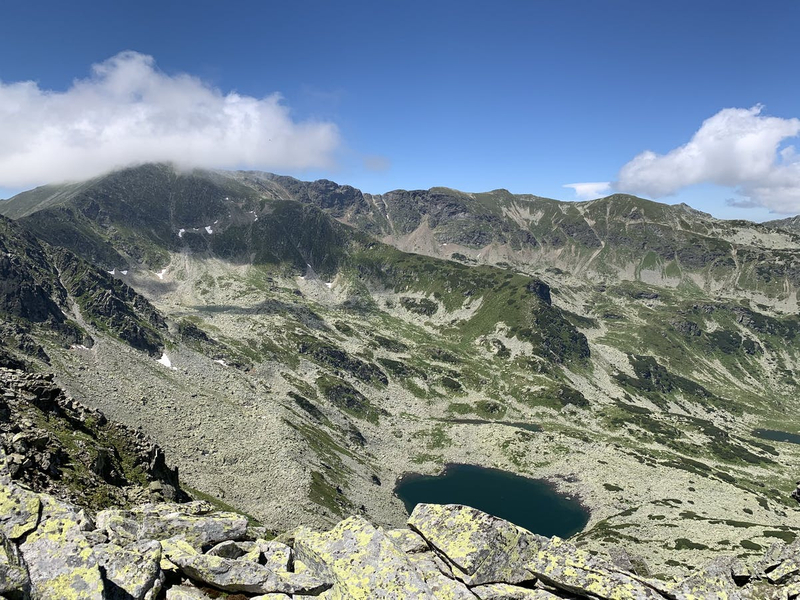 Lacul Roșiile cu vedere spre Vârful Parângul Mare