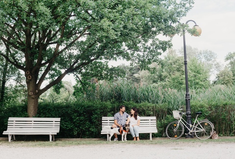 Sesja zdjęciowa dla par Poznań - dziewczyna i chłopak na spacerze ze swoim psem, siedzą na ławce w parku