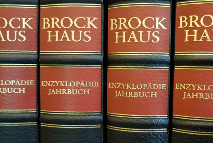 Foto des Einbands eines Brockhaus Jahrbuchs 