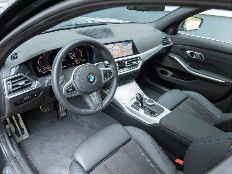 BMW 3 Serie Touring 330i M-Sport - Panorama - Trekhaak - Camera - Harman Kardon afbeelding 12