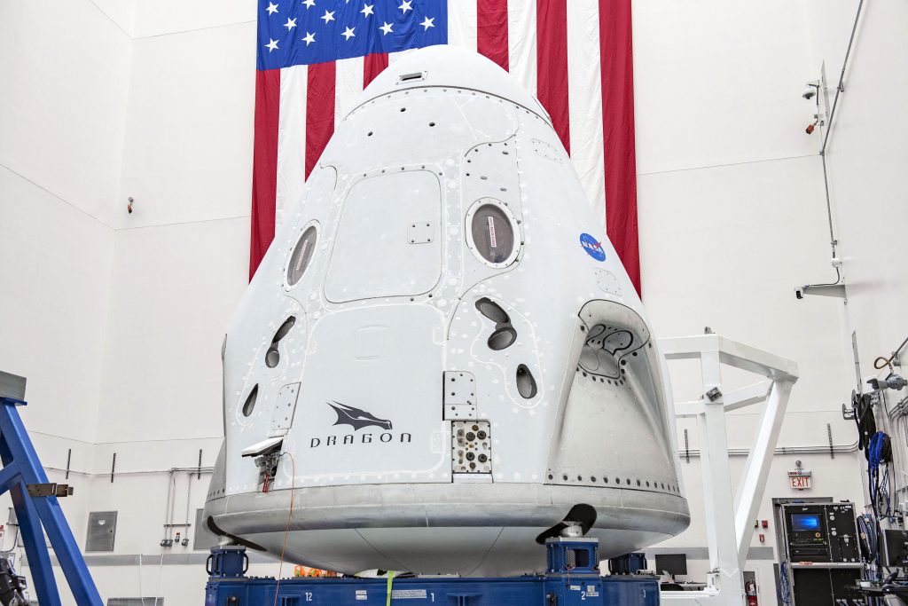 Imaginea 3: Capsula Dragon2, care-i va lansa pe Dough Hurley și Bob Behnken pe orbită, în misiunea SpaceX Demo-2, programată pentru 27 mai. Sursa foto: NASA, SpaceX