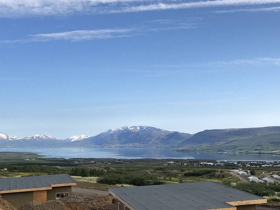 Blick vom Ferienhaus auf den herrlichen Eyjafjörður und weitere, moderne Ferienhäuser