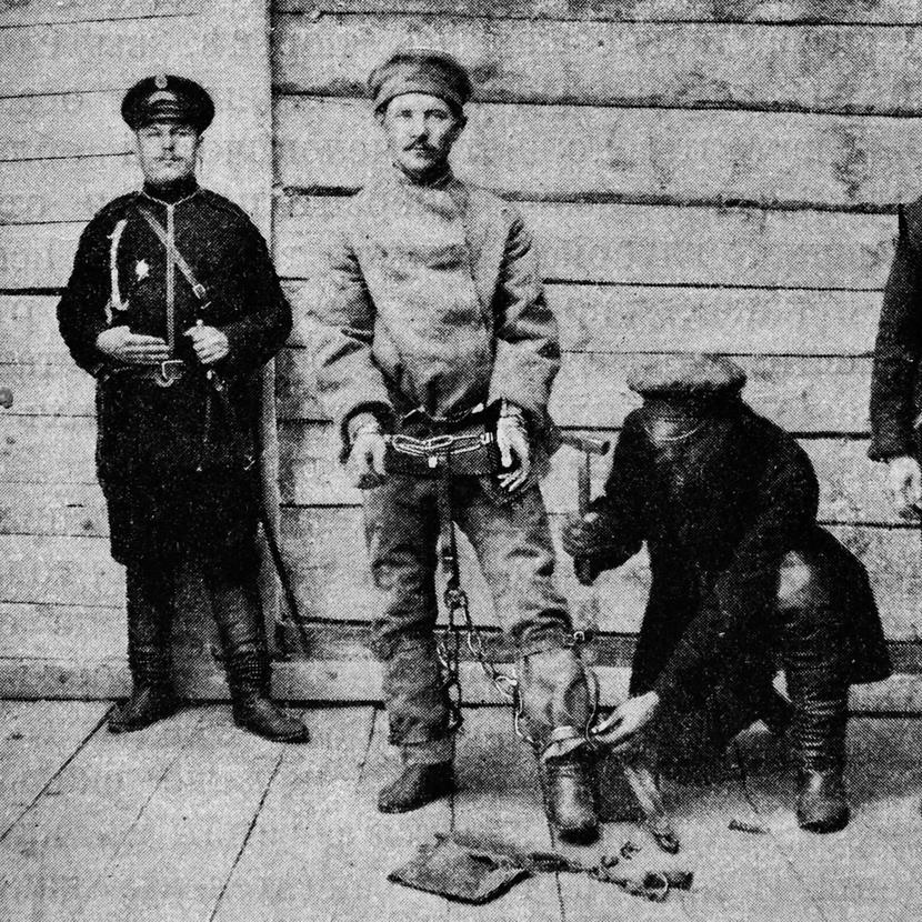 Заковывание в кандалы. Источник: commons.wikimedia.org