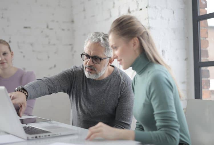 Nutzen Sie vielen Funktionen von Power Pivot Trainer zeigt Teilnehmerin Power BI