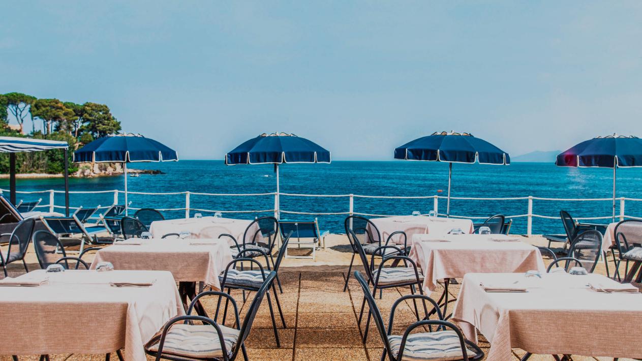 Villa-Domizia_Spiagga-Privata_Beach-Bistrot-1.jpg
