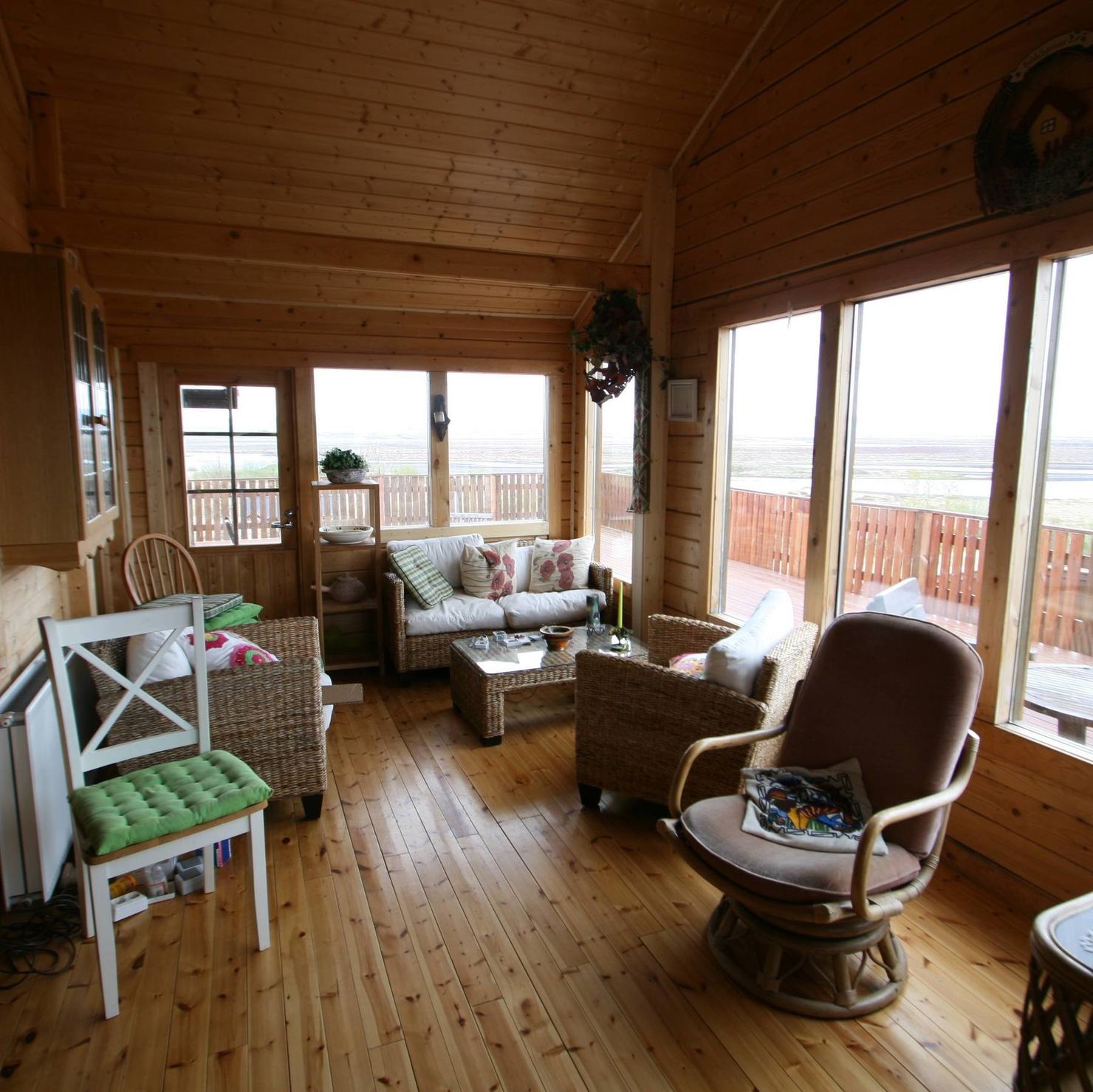 The cosy living area has panoramic windows. The view of the southern Icelandic landscape is impressive