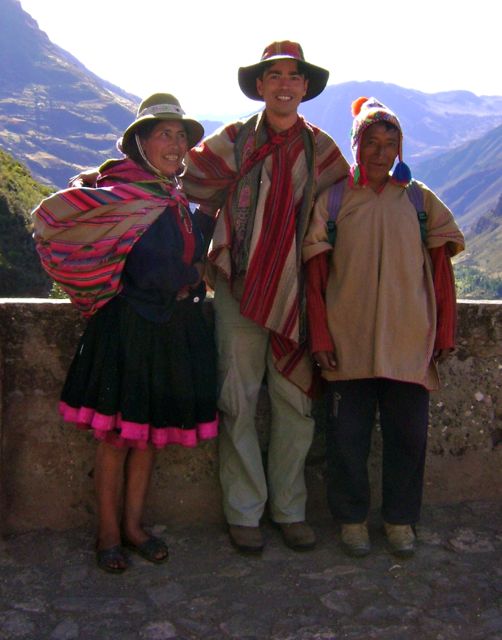 Chumpi paq’o Alejandro Apasa et chumpi ñusta Santosa Quispe pendant l’initiation de l’auteur de cet article.