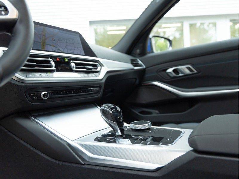 BMW 3 Serie Touring 330i M-Sport - Panorama - Trekhaak - DAB - Harman Kardon afbeelding 22