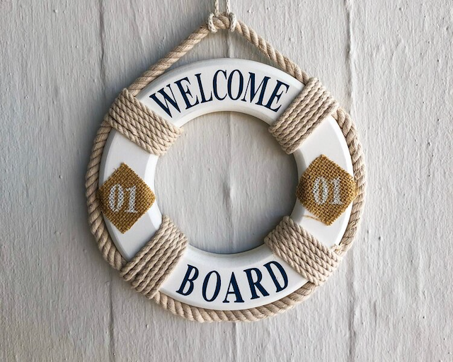 Un salvavidas que dice 'Welcome board' colgado en la pared.