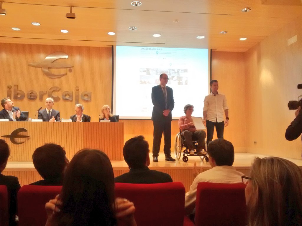 Recogiendo el premio con el rector de la USJ: Carlos Pérez, entregado por Marta Valencia Betrán de la Fundación DFA.