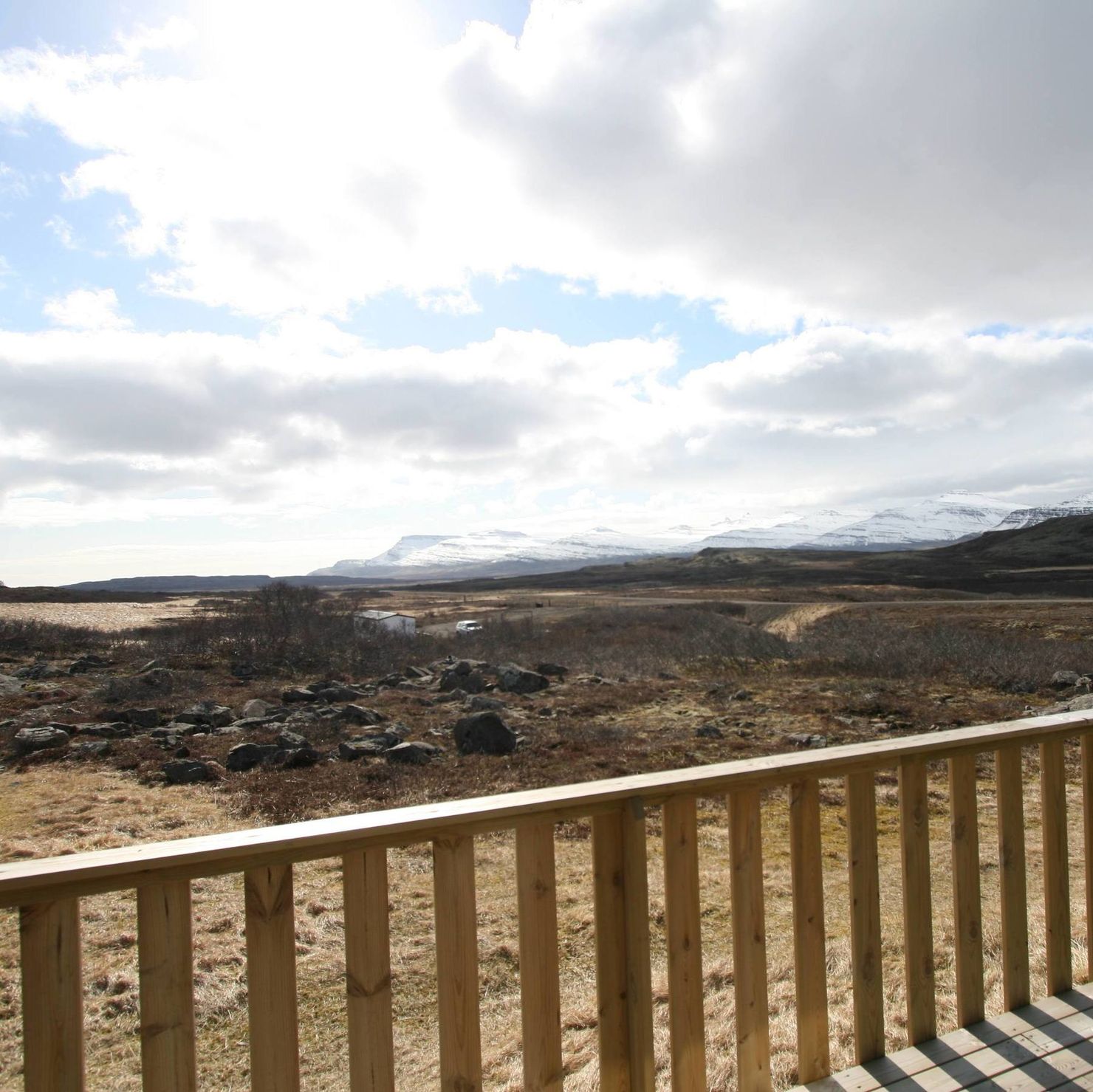 Blick von der Terrasse in die Weite der isländischen Ostfjorde