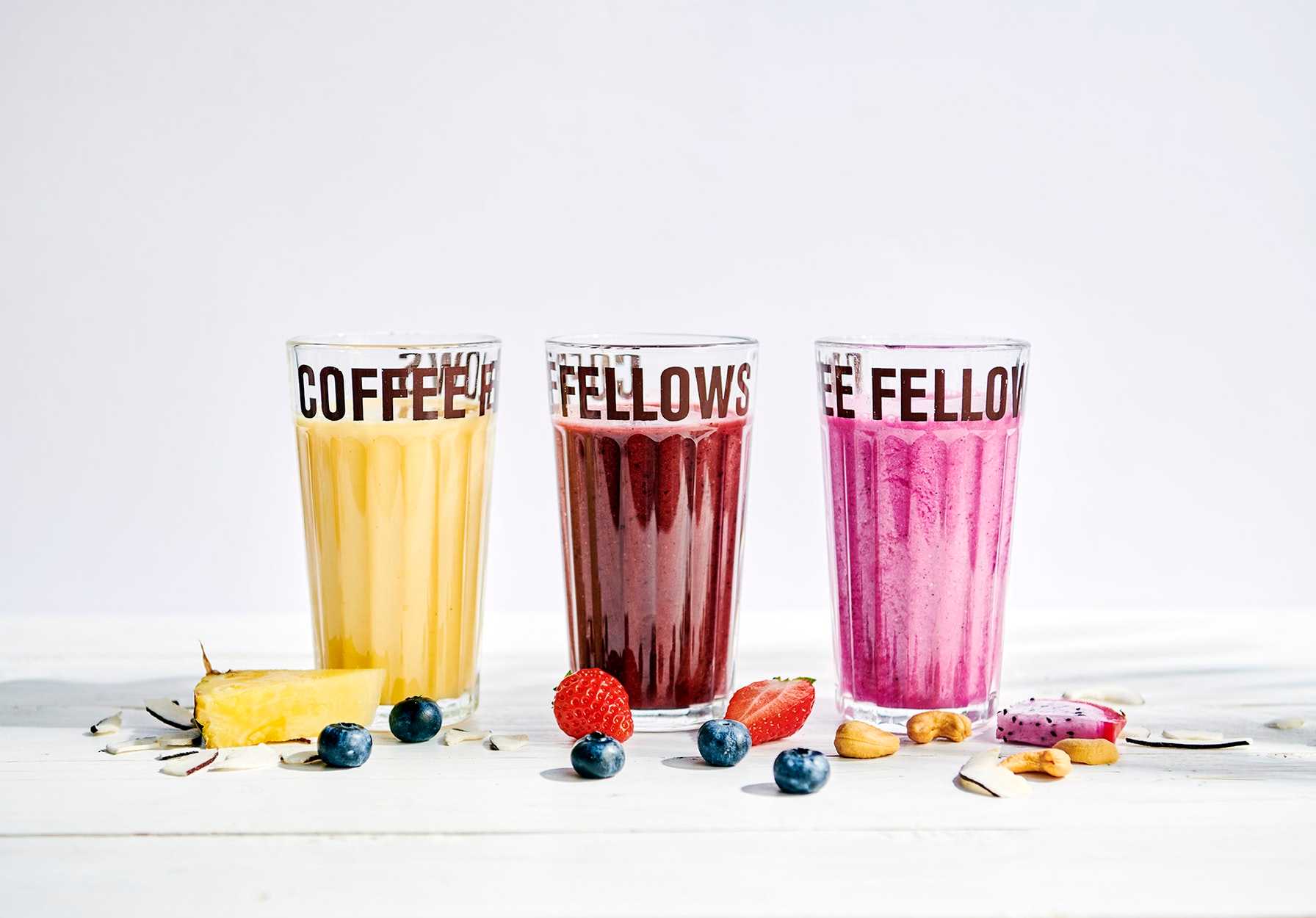 Drei verschiedene Smoothies in Coffee Fellows Gläsern