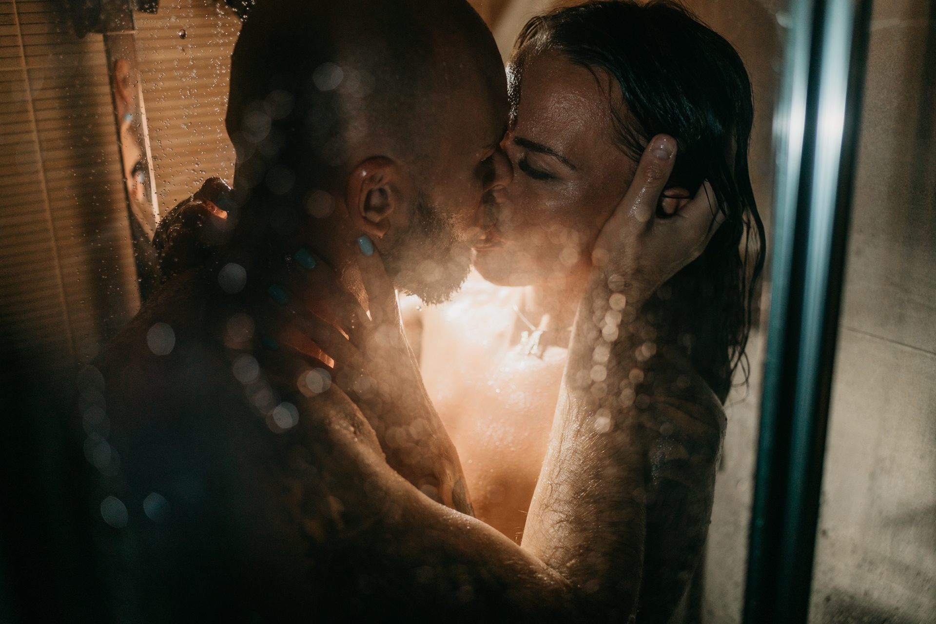 Sesja zdjęciowa dla par Poznań - pocałunek pary pod prysznicem