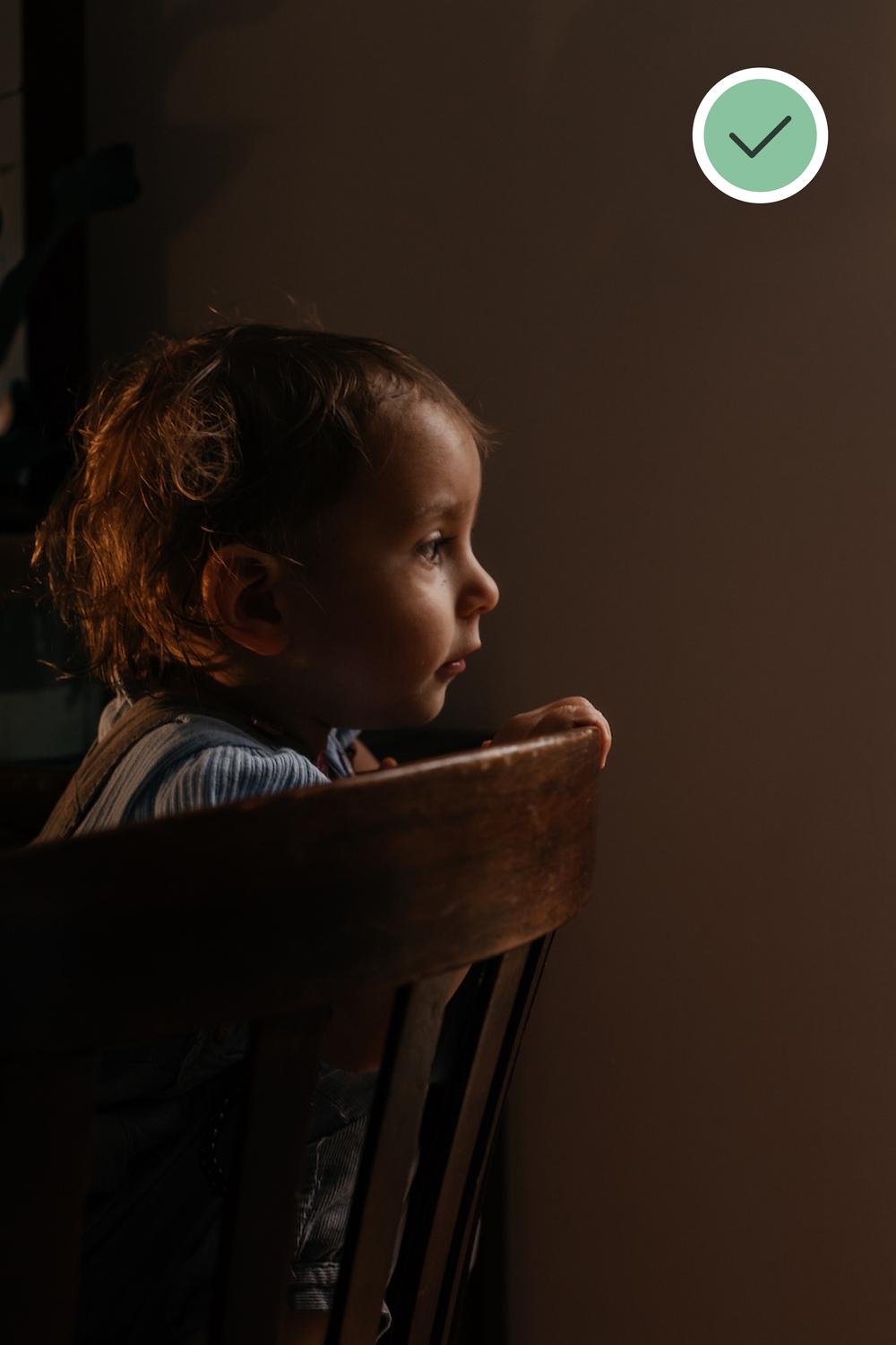 Sesja rodzinna Poznań w studio - portret dziecka na krześle - dobre oświetlenie