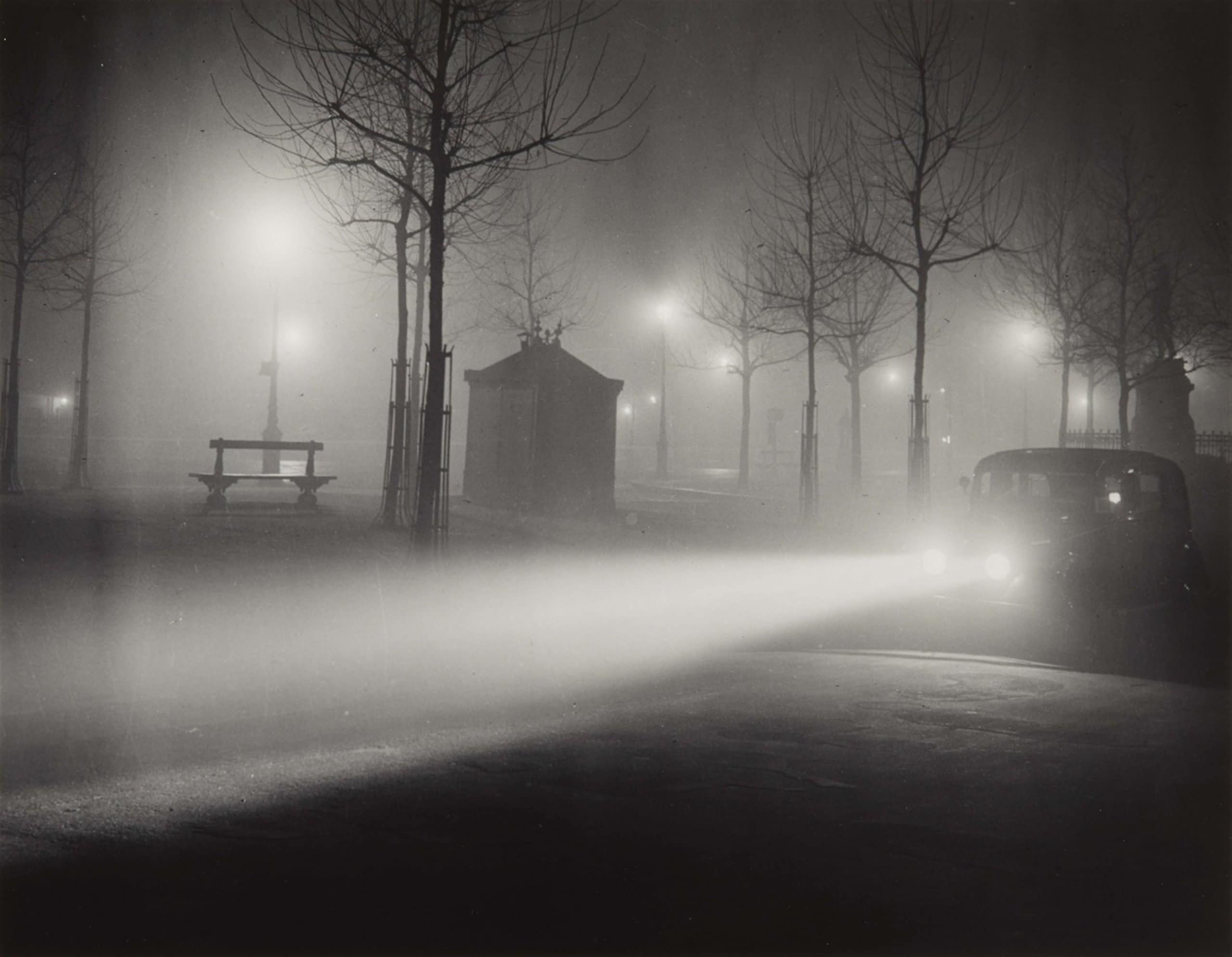 Avenue-deLObservatoire в Париже. Фотограф Брассаи. Источник: flashofdarkness.com/brassai
