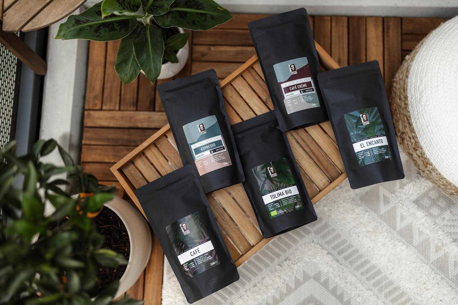 Coffee Fellows Kaffeebohnen-Päckchen auf einem Tisch mit Pflanzen