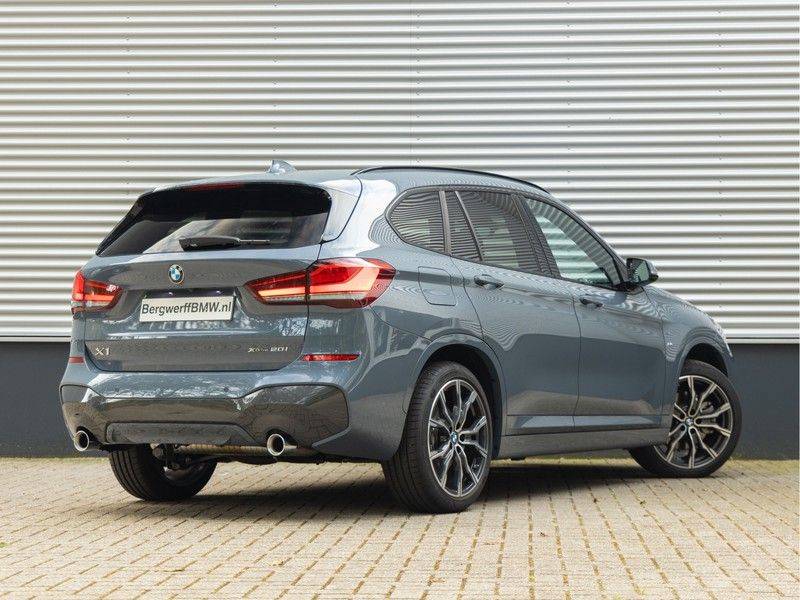 BMW X1 xDrive20i High Executive - Memoryzetel - Panorama - Trekhaak - Harman Kardon afbeelding 2