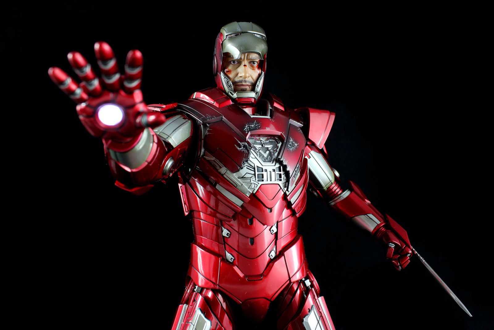 Hot Toys Iron Man MK33 1/6 Figure