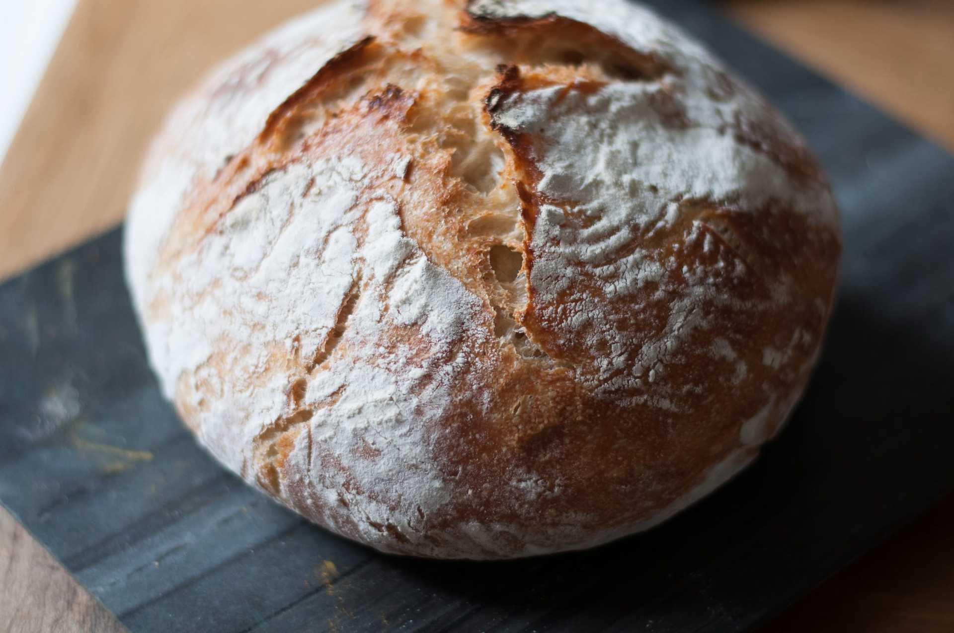 Photo d'un pain au levain sur une table