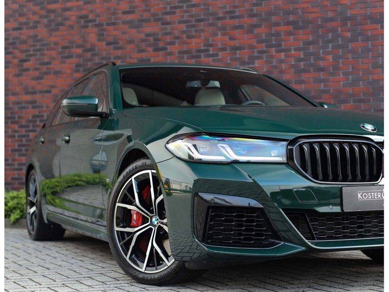 BMW 5 Serie 540i x-Drive *British Racing Green*HUD*Pano*Trekhaak* afbeelding 2