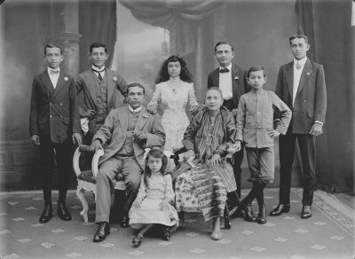 Eurasian family, 1910s
