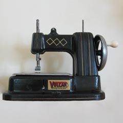 Miniature Toy Sewing Machines - Photo Gallery For Identification