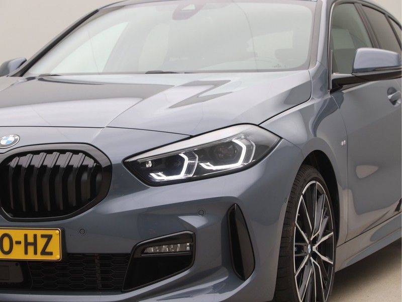 BMW 1 Serie 120i High Exe M-Sport Aut. afbeelding 22