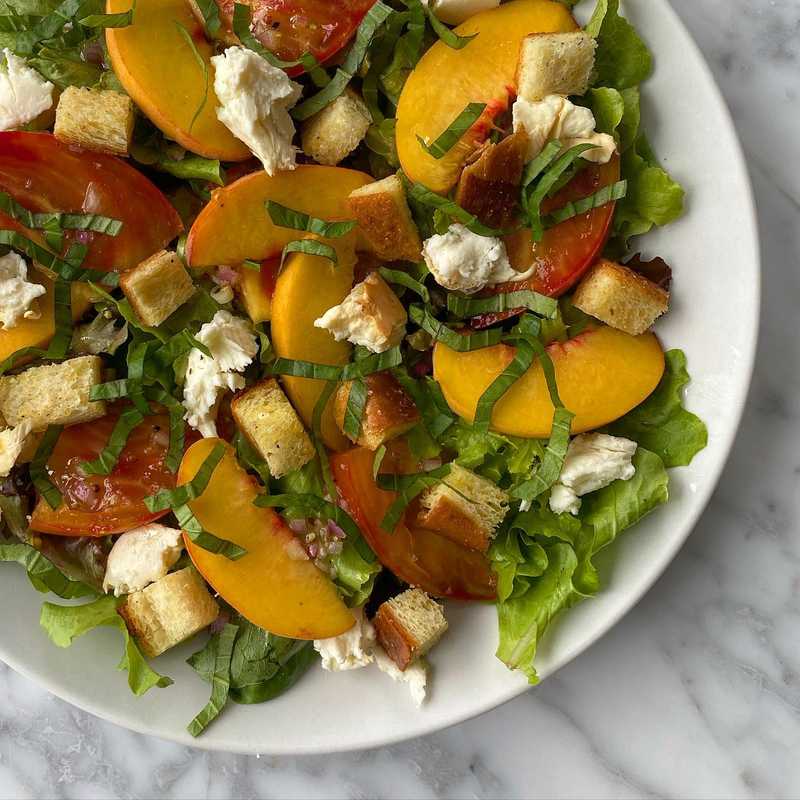 Perfect late summer @grownyc_brooklyn farmer’s market salad featuring:
🍑 @wilkloworchards peaches & tomatoes
🌿 @emmerichgreenhouses basil 
🧀 smoked…