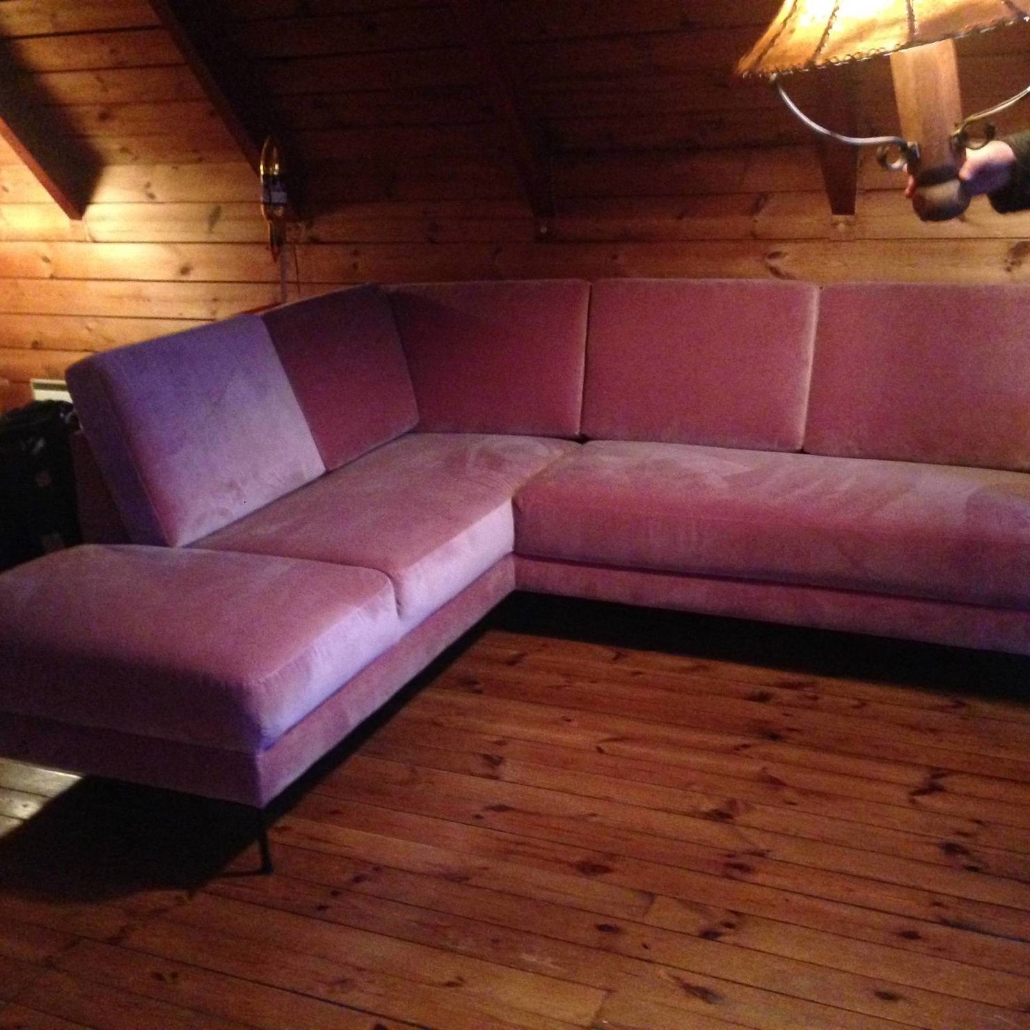 Zum Entspannen, ausruhen oder in einem Buch schmökern: Die große Couch im Wohnzimmer