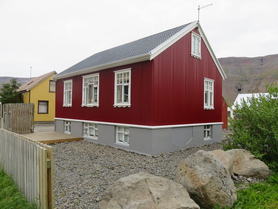 Das Ferienhaus liegt im Dorf Suðureyri in den Westfjorden
