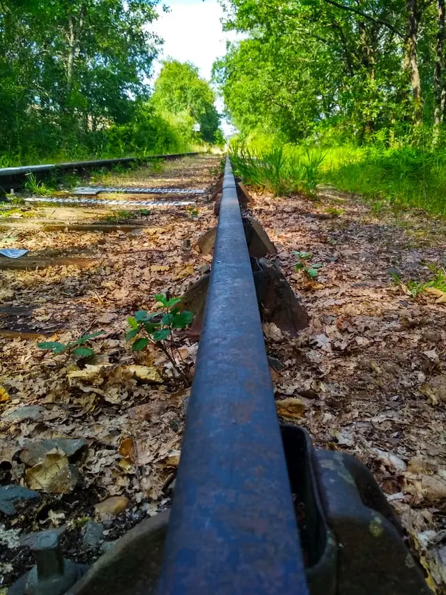 Image Unsplash montrant un chemin de fer par Thomas Bnt