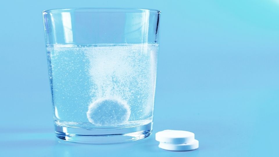Verre d'eau avec médicament effervescent pour migraine