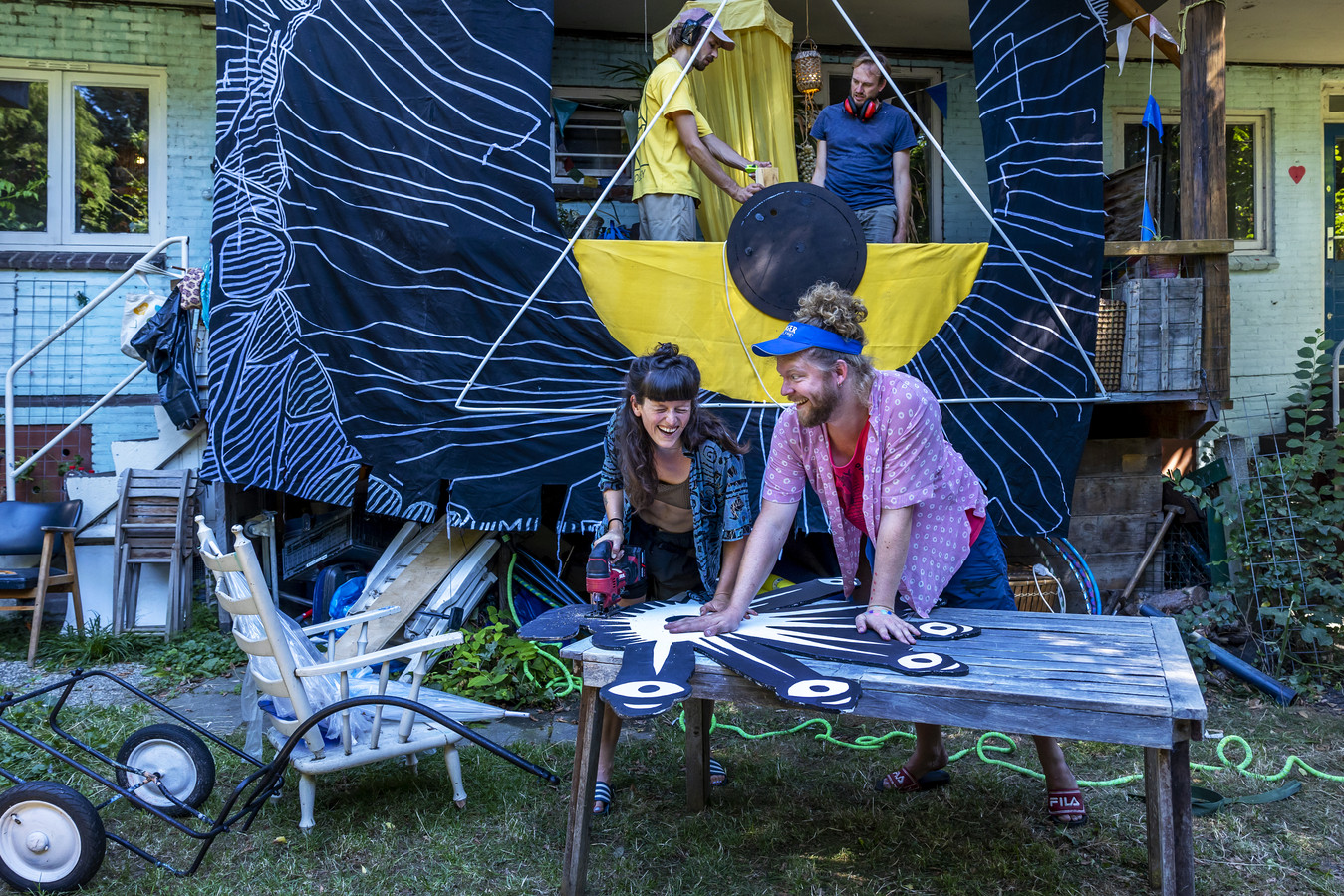 Lonneke Weuring en Luc Loois (ook bekend onder zijn artiestennaam BoterBoter) zijn druk bezig de decors klaar te maken voor het laatste Buurlandfestival. Thema dit keer: 'Buurmuda Driehoek'. © Angeliek de Jonge