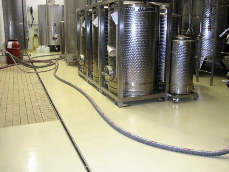 Autoclavi in una cantina produttrice di vino della provincia di Verona.