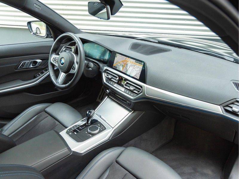 BMW 3 Serie Touring 330e xDrive M-Sport - Panorama - Harman Kardon - Active Cruise afbeelding 14