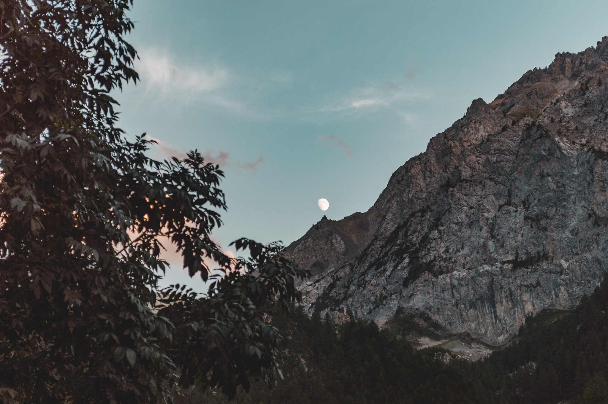 La luna sospesa sul picco di una montagna La luna sospesa sul picco di una montagna
