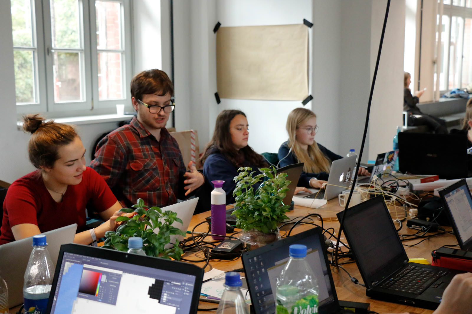 Mädchen arbeiten am Computer