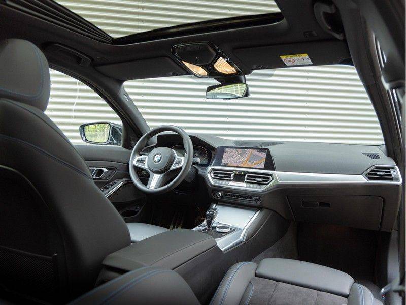 BMW 3 Serie Touring 330i M-Sport - Panorama - Trekhaak - Camera - Harman Kardon afbeelding 3