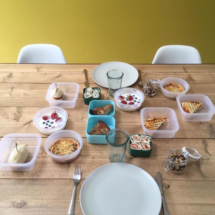 Ontbijt met pannenkoeken en blauwe bessen