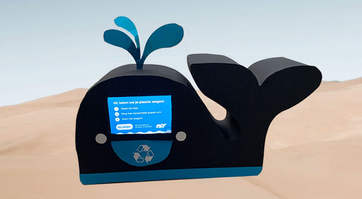 prototype in de vorm van een walvis voor plastic whale