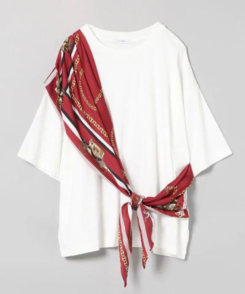 T-shirt oversized upcyclé grâce à un foulard de soie rouge chiné
