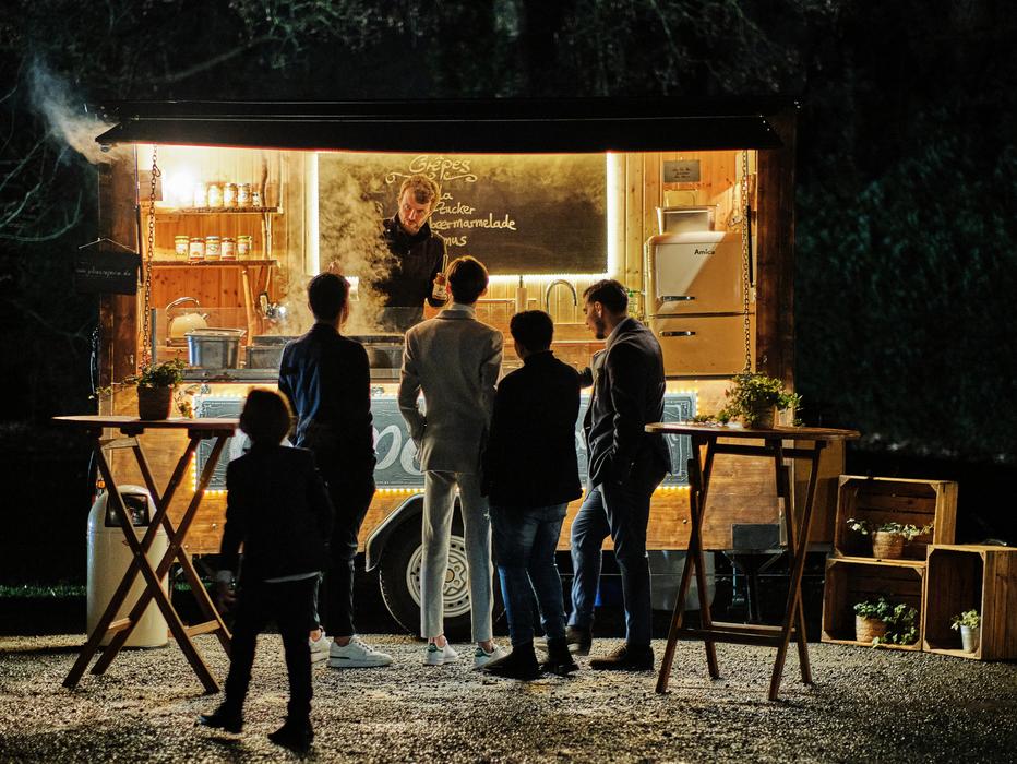 Stilvoller Creperie Food Truck im dunkeln mit schöner Deko und Beleuchtung bei Catering in Düsseldorf