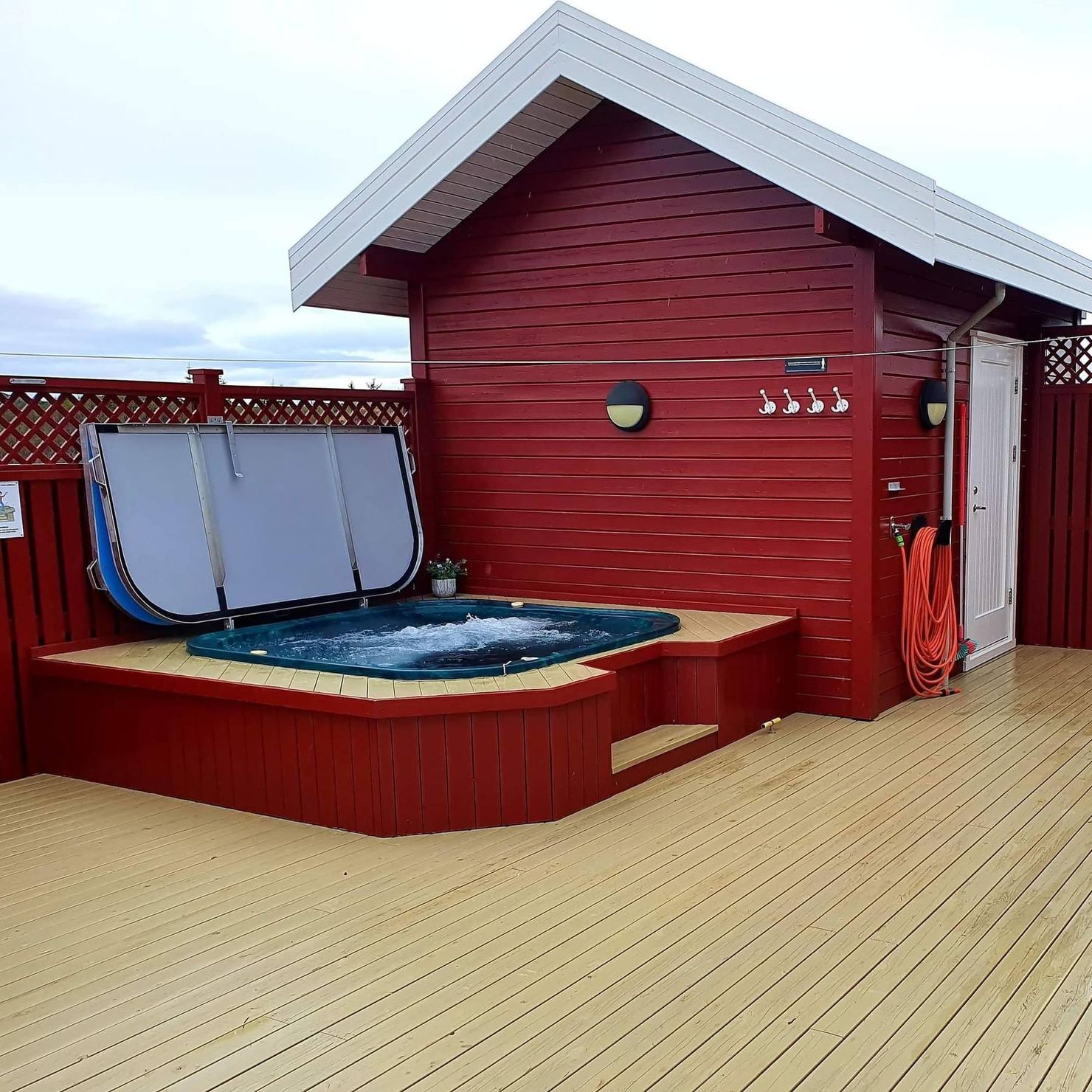 Perfect for relaxing and sheltered from prying eyes: Private hot tub on the terrace